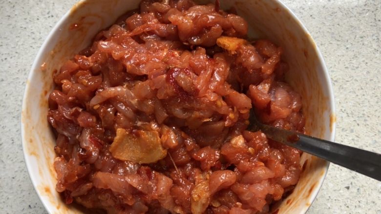 泡椒炒肉丝,腌制15分钟左右。