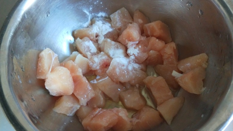 新文美食 糖醋鸡丁,加入适量盐,生粉,蛋青,,<a style='color:red;display:inline-block;' href='/shicai/ 718'>料酒</a>。