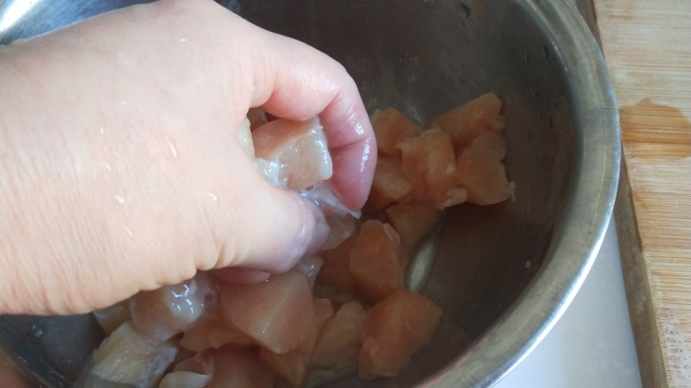 新文美食 糖醋鸡丁,抓均匀淹制10分钟。