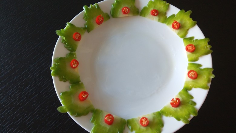 新文美食 糖醋鸡丁,点缀在苦瓜片上。