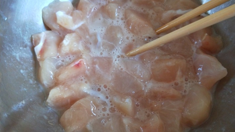 新文美食 糖醋鸡丁,这会儿的鸡丁用筷子搅拌均匀。