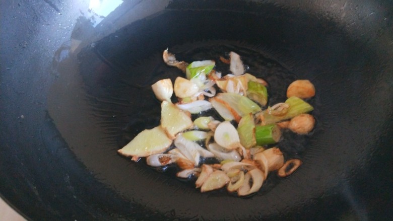 新文美食 糖醋鸡丁,葱姜蒜变黄色捞出来,留下油。