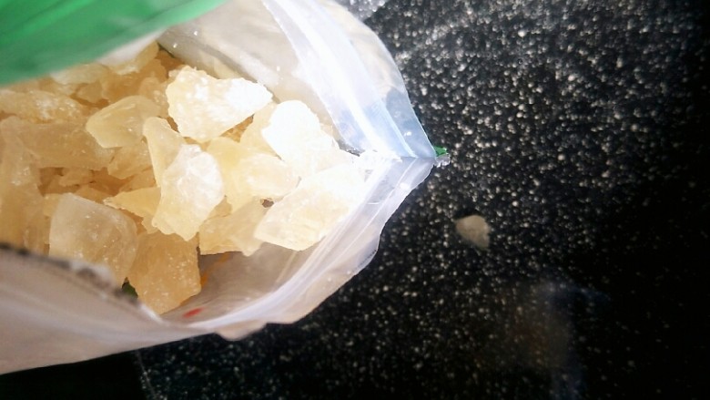 小小一碗甜汤,功能强大,小锅放入适量的水,还有黄冰糖煮开,放入芡实,煮到差不多就可以放入百合,煮个几分钟就可以关火啦!