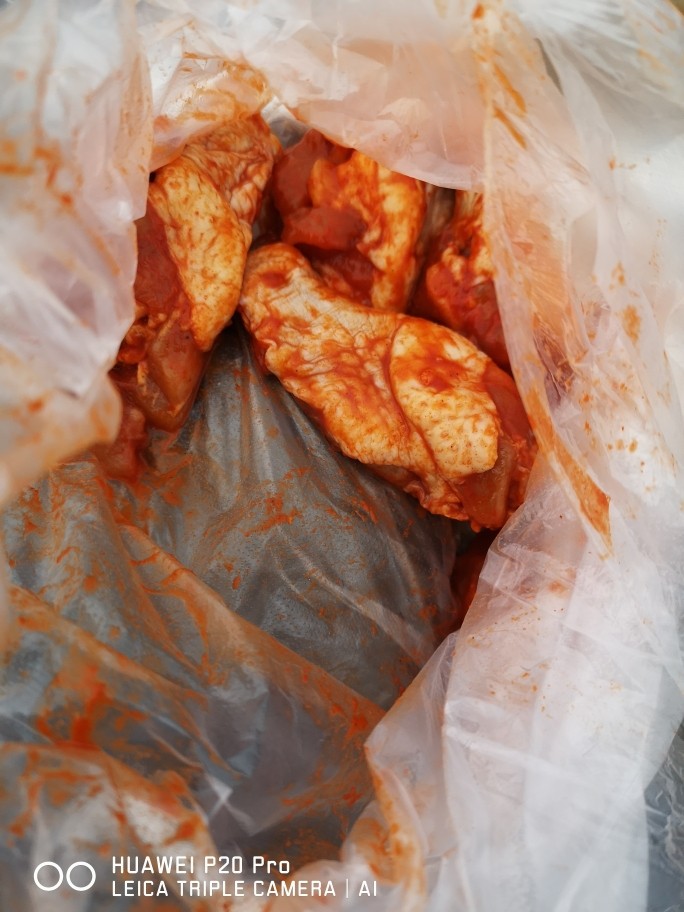 野外炭烧鸡腿,玉米!,奥尔良腌料把鸡腿<a style='color:red;display:inline-block;' href='/shicai/ 96'>鸡翅</a>腌好