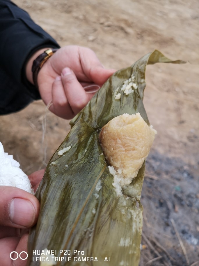野外炭烧鸡腿,玉米!,顺便烤得粽子!哈哈