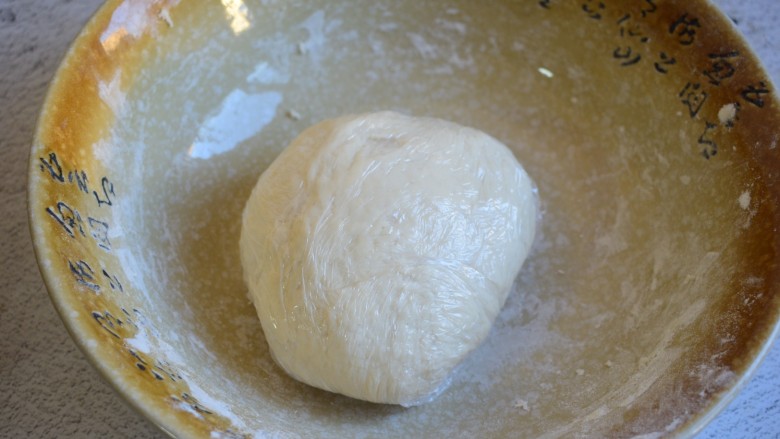 红豆饼,面粉中加入热水,揉成面团,盖保鲜膜静置30分钟