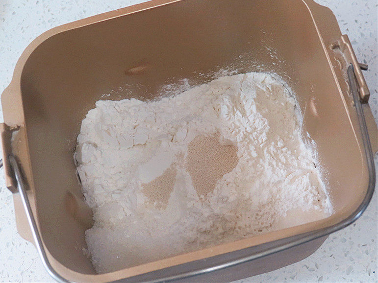 咸口好味滴【青葱肉松手撕包】,面团材料(除黄油)其他放入面包机桶内,选择和面程序20分钟后