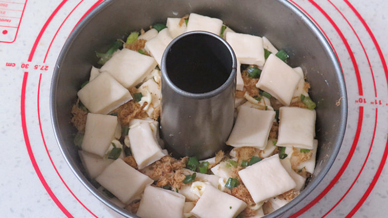 咸口好味滴【青葱肉松手撕包】,直到最上层(最上面不需要挤沙拉酱和肉松)