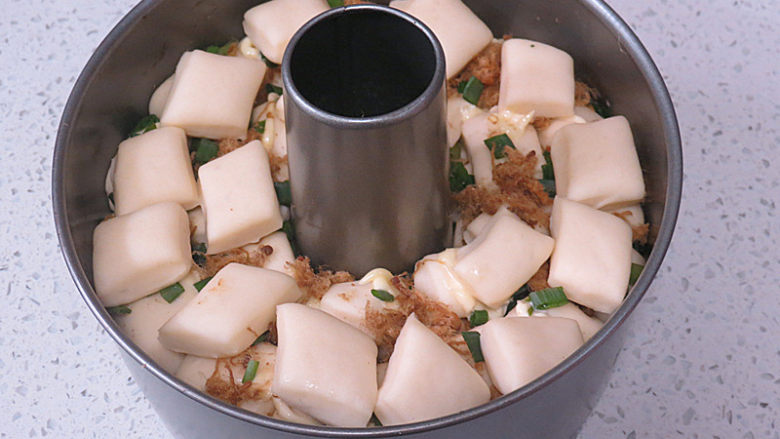 咸口好味滴【青葱肉松手撕包】,放入烤箱35°发酵1小时,里面放一杯开水,直到模具9分满,没到就继续发酵