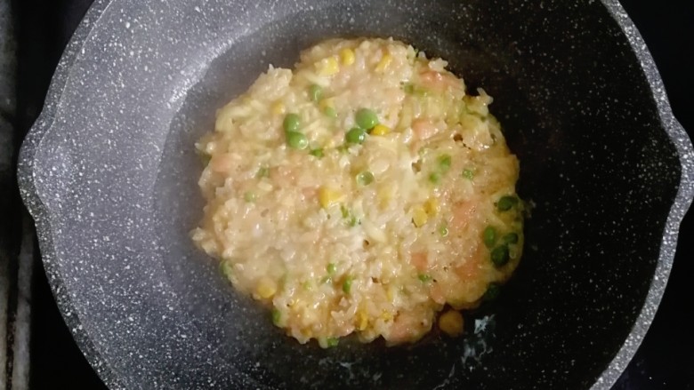 豌豆三文鱼奶酪米饼,煎至底部凝固,倒入小半碗清水,盖上锅盖继续小火焖煎