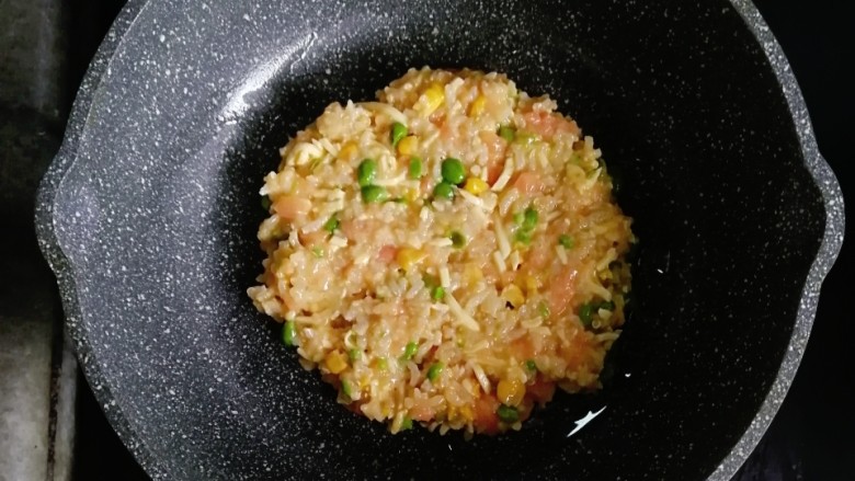 豌豆三文鱼奶酪米饼,不粘锅刷一层油,倒入全部米饭糊摊匀摊圆,小火慢煎