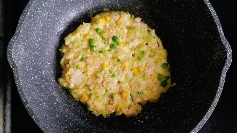 豌豆三文鱼奶酪米饼,焖煎至全部凝固,三文鱼变成粉色就可以了