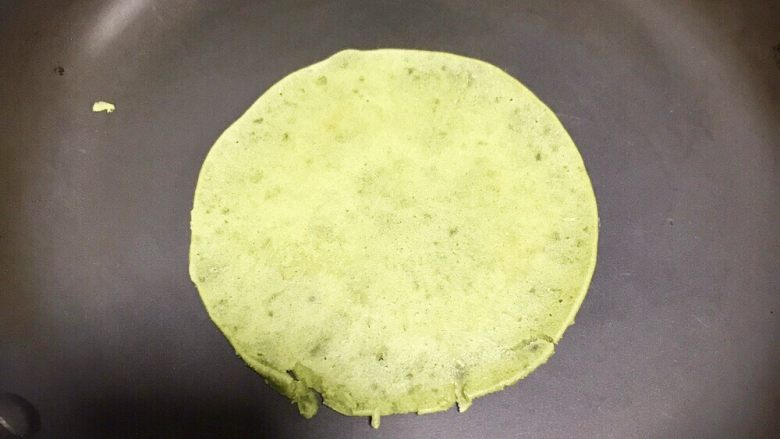 圣诞树松饼,翻面后面糊已经不粘糊,看到小许金黄色状态。翻面时机比较重要,抹茶松饼要比普通松饼翻面早一些。太早翻了面糊未凝固无法翻面,晚了背面已上色不够好看。