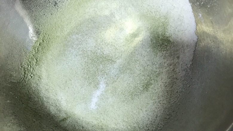 圣诞树松饼,过筛后的粉末很细腻,柔和,会很容易拌匀,不会去疙瘩。