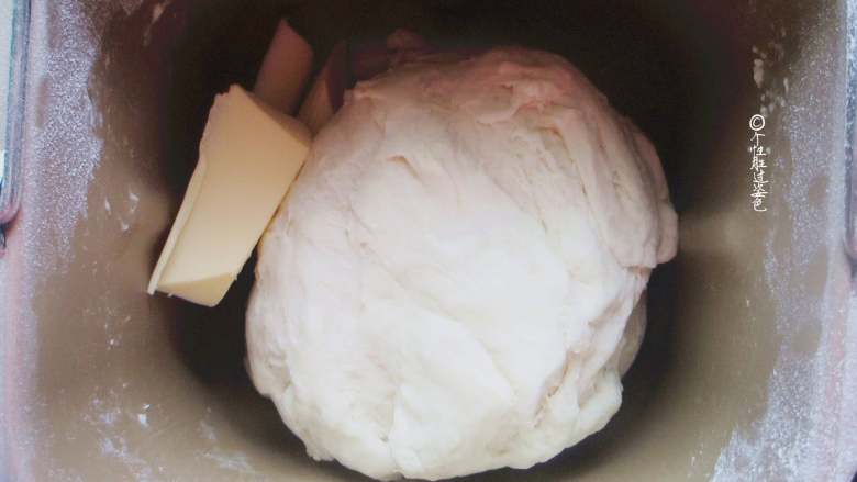 豆沙牛角餐包,和面结束后,放入提前软化好的30克黄油,继续和面一次