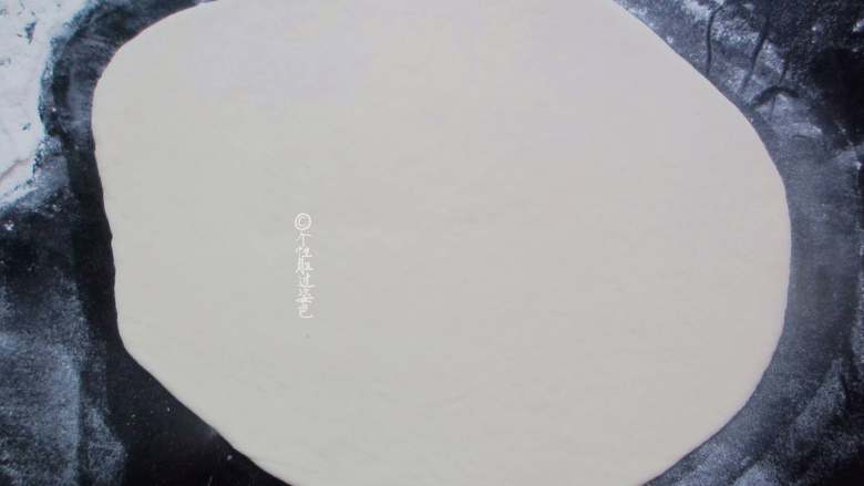 豆沙牛角餐包,将面团擀成长方形,长度约40cm,宽度约23cm