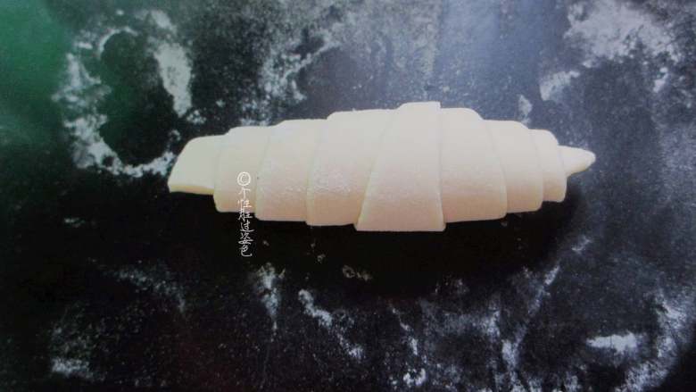 豆沙牛角餐包,从宽往窄卷起来,形成牛角包的雏形