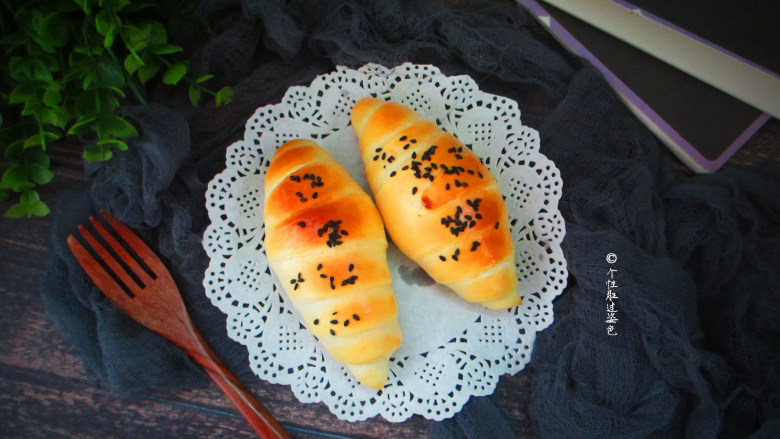 豆沙牛角餐包,烤箱预热180度,上下180度放入中层烤15分钟,具体视自家烤箱脾气而定。