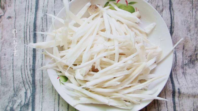 干锅香辣杏鲍菇丝, <a style='color:red;display:inline-block;' href='/shicai/ 238'>杏鲍菇</a>手撕成丝,洗净