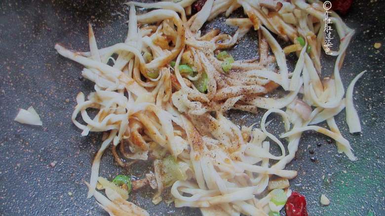 干锅香辣杏鲍菇丝,加入适量生抽、胡椒粉、盐调味,翻炒均匀