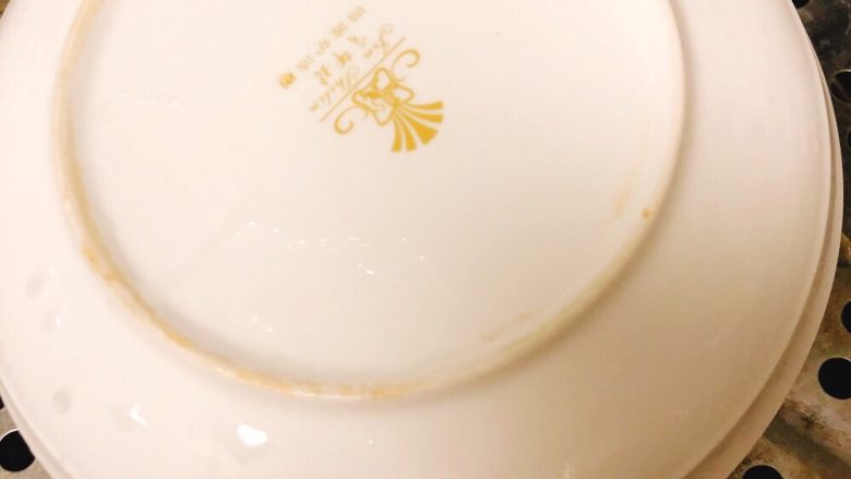 红柚鸡蛋糕,放入蒸锅,盖上盘子,再盖上盖子。
盖个小盘子可以防止水汽倒流,影响成型。