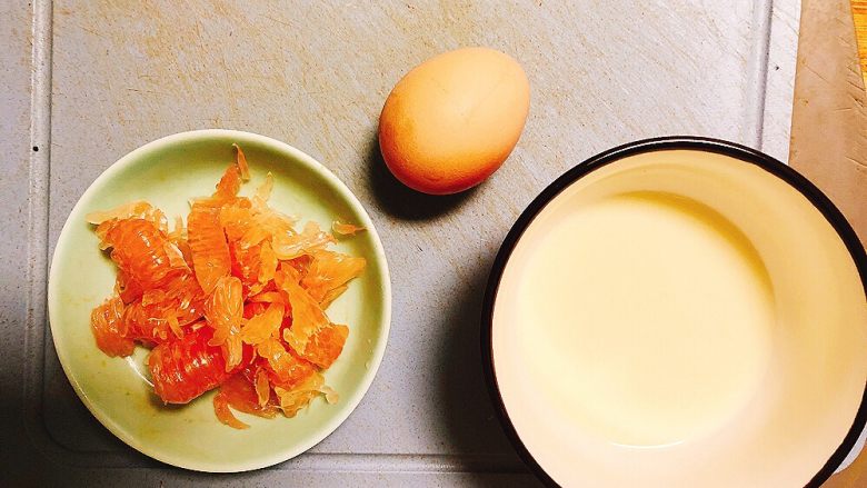 红柚鸡蛋糕,所需食材:红心柚子15g,鸡蛋1个,宝宝配方奶60g