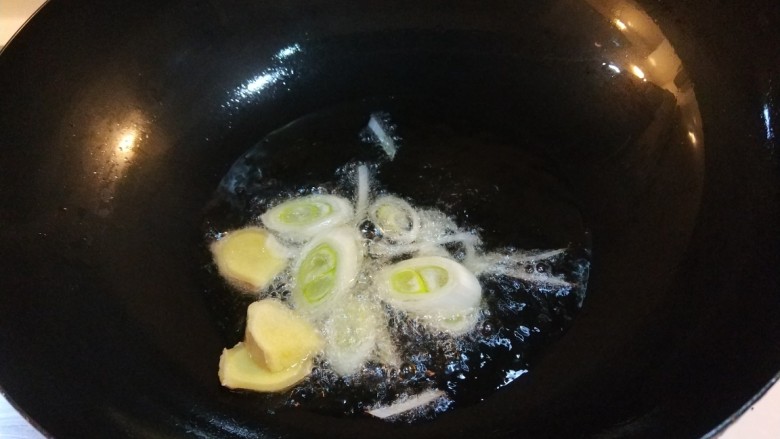 新文美食 肉末炒蒜苔,锅中放入适量油烧热,放入葱姜。