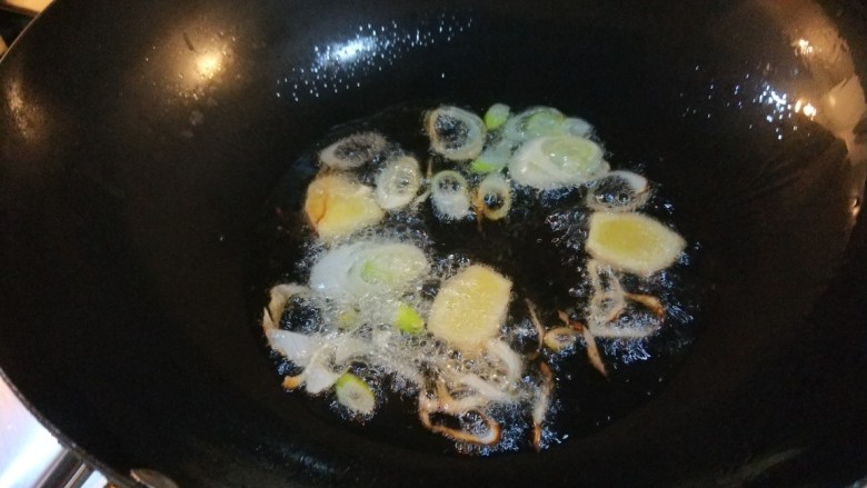 新文美食 肉末炒蒜苔,炒香变黄色捞出来留下油。