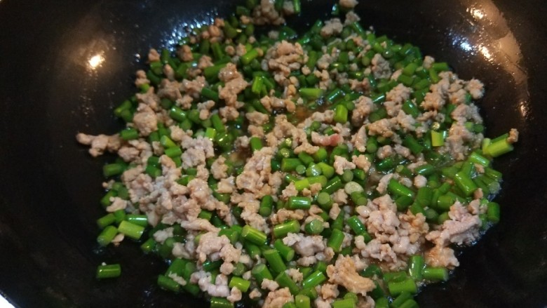 新文美食 肉末炒蒜苔,倒入肉末炒散,在倒入蒜苔丁炒均匀。