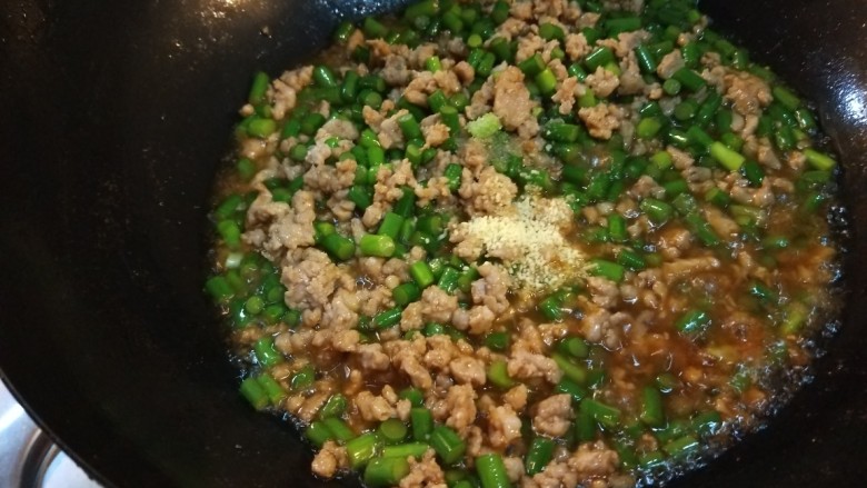 新文美食 肉末炒蒜苔,加入美味鲜酱,料酒,耗油,炒均匀,加入适量盐,<a style='color:red;display:inline-block;' href='/shicai/ 756'>鸡精</a>。