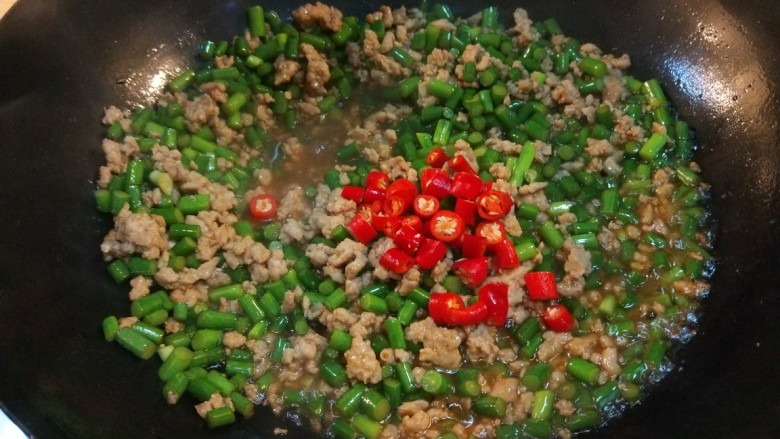 新文美食 肉末炒蒜苔,炒均匀,最后出锅放入小米辣。