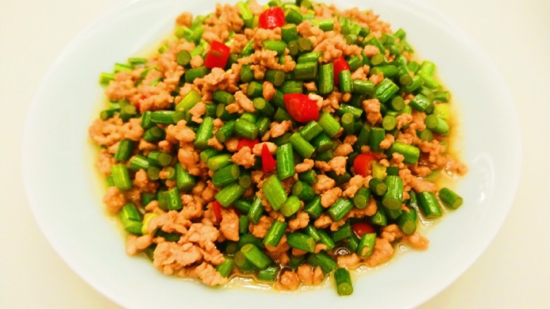 新文美食 肉末炒蒜苔,装盘即可食用。