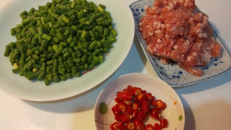 新文美食 肉末炒蒜苔,食材准备好。