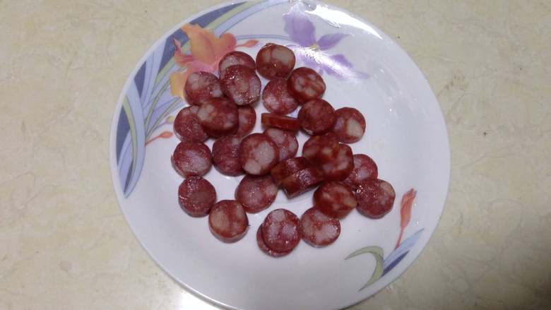 腊肠泡面焖饭,
<a style='color:red;display:inline-block;' href='/shicai/ 4536'>腊肠</a>洗净切小一定的丁