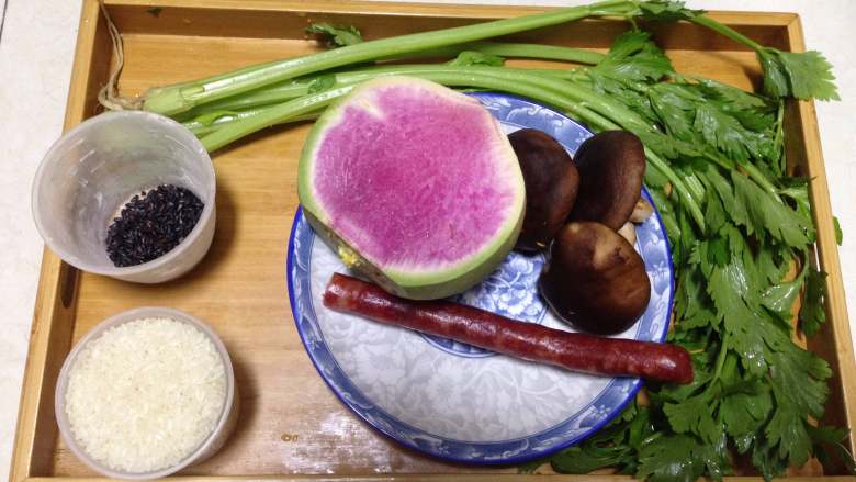 腊肠泡面焖饭,
准备食材,各种食材择洗干净