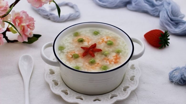 虾仁青豆糯米粥,把做好的虾仁青豆糯米粥盛到碗里,上面点缀提前洗净的<a style='color:red;display:inline-block;' href='/shicai/ 673'>枸杞</a>即可开始享用咯。