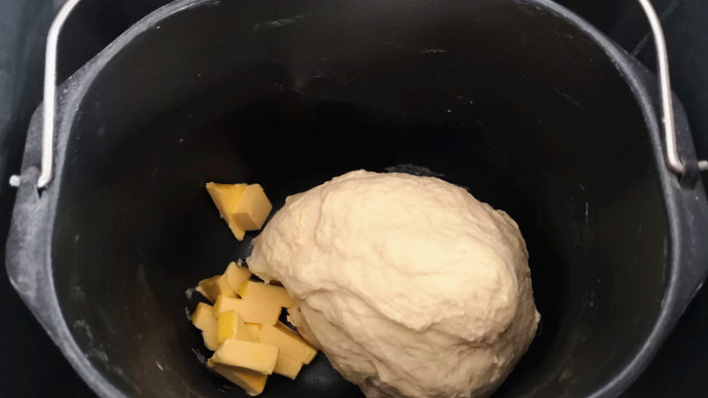 圣诞花环椰蓉包,再加入软化的黄油,揉至可以拉出大片薄膜为止,
