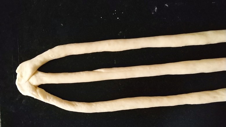 圣诞花环面包,每三个长面条一组，把头捏紧；