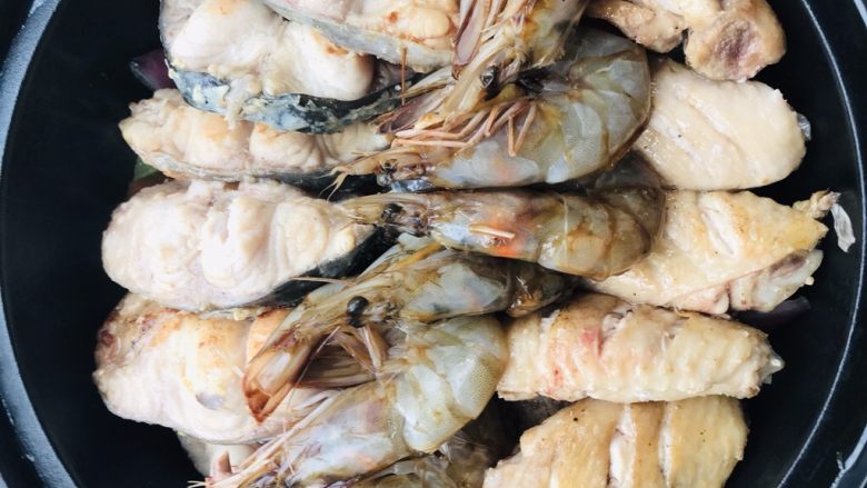 塔吉锅酱焖三鲜,将三种肉类原料均匀码放在锅中,尽量不要叠加