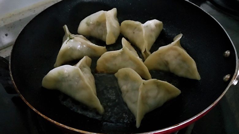 营养早餐1210之鸡蛋抱饺,水快干时。
