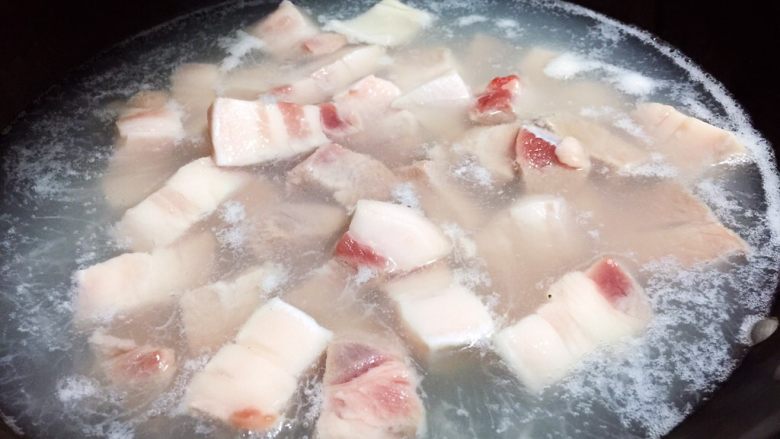 红烧肉,肉块凉水下锅焯水去血沫