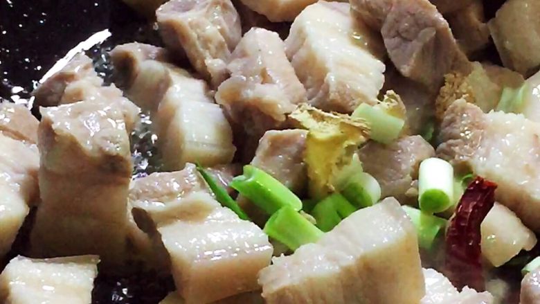 红烧肉,放入配料翻炒