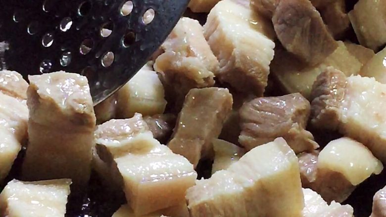 红烧肉,油锅烧热,放入肉块翻炒片刻