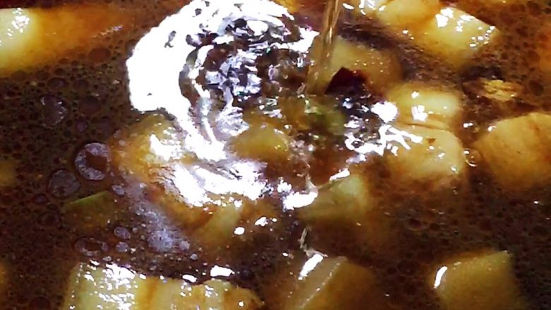 红烧肉,放入<a style='color:red;display:inline-block;' href='/shicai/ 718'>料酒</a>