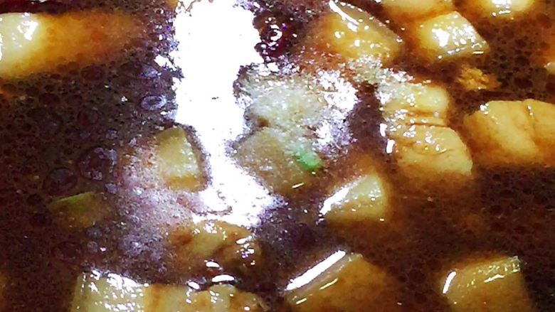 红烧肉,放盐调味后大火烧开转中火