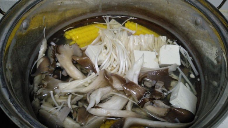豆腐炒平菇、金针菇,锅中水开后,放入、豆腐、金针菇、平菇焯水30秒。