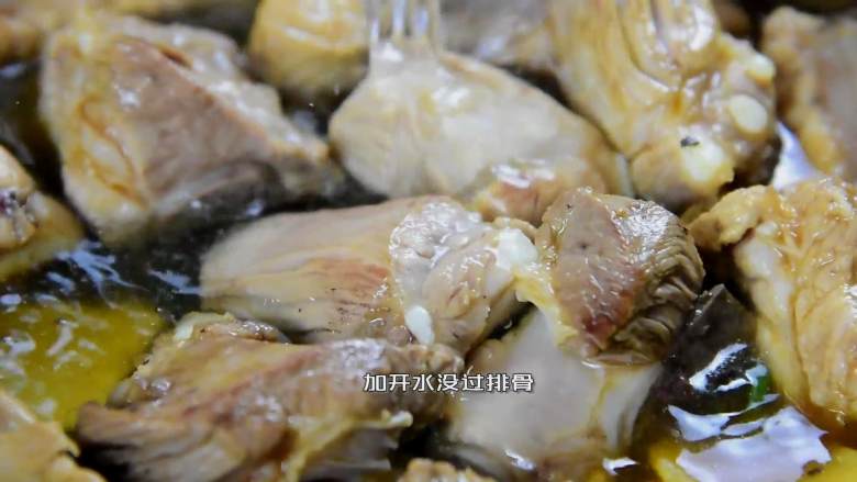 柚香排骨,这道甜蜜柚子香味的排骨你试过吗,加开水没过排骨,加盖,小火煮约30分钟。