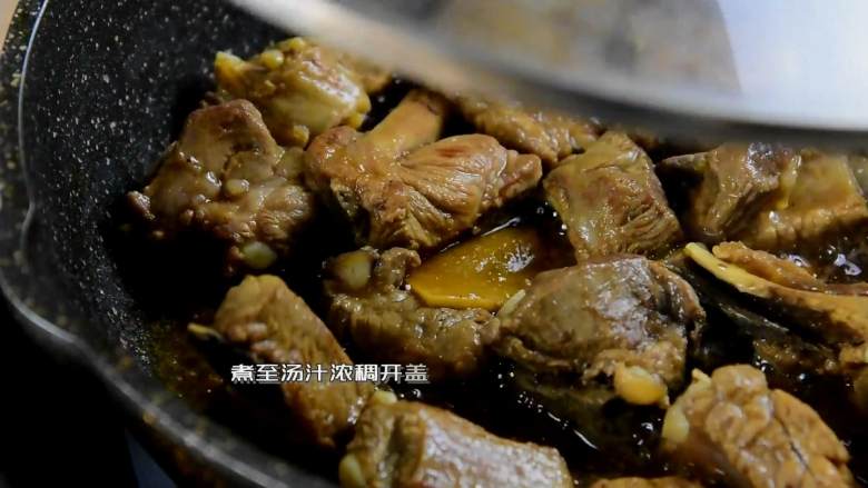柚香排骨,这道甜蜜柚子香味的排骨你试过吗,煮至汤汁浓稠开盖。