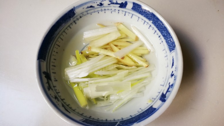 蒸枸杞鸡肉圆,葱姜丝放入碗中,放50毫升清水浸泡十分钟