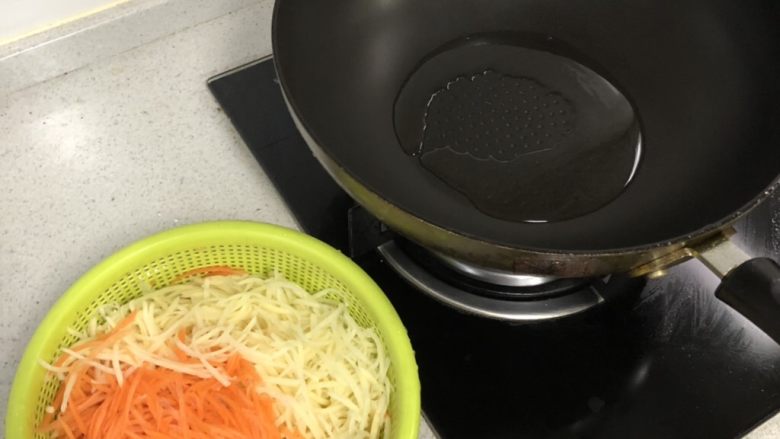 清炒双丝,控干水份,锅烧热倒少许油